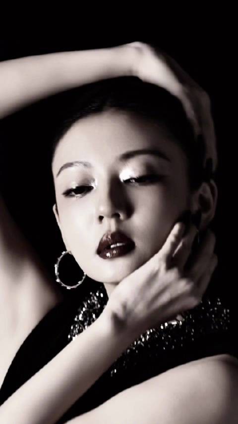 何瑞贤爆炸头妆容刷屏,冷调银闪眼妆野性前卫