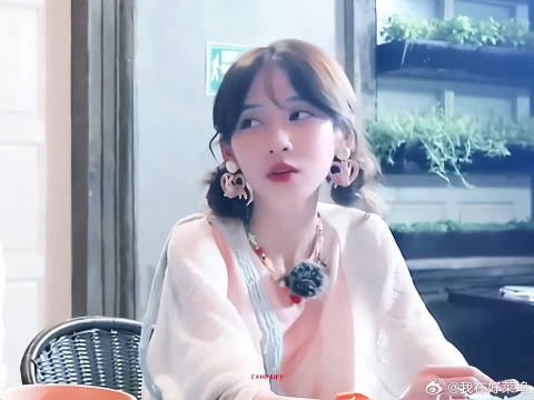 褪去镜头的拘谨，三个人在树上嬉笑打闹，成年人也可以拥有简单的快乐