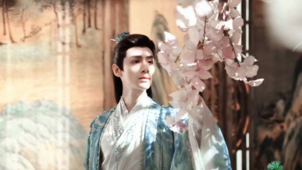 罗云熙饰黎斯花下光影映衬完美五官
