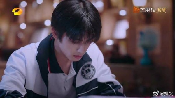 凌霄辅导妹妹学习,妈妈感到欣慰,心里十分高兴