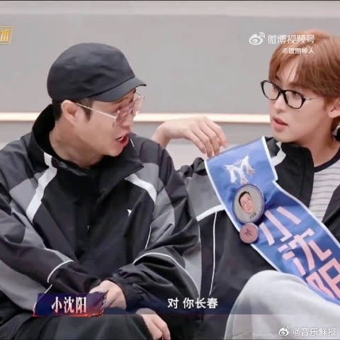 谁能想到仰卧起坐还能玩出划桨效果，唐九洲陪着小沈阳也太努力了