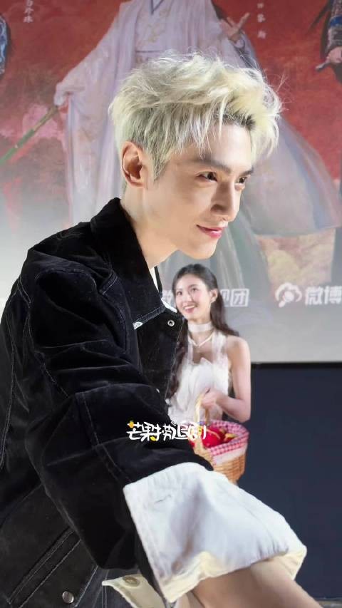 罗云熙白发造型进场送金币,化身黎斯帅翻全场
