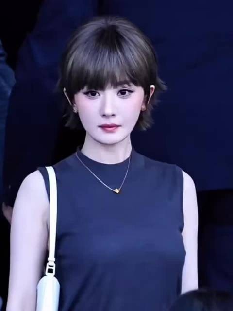 她前段时间不是还是短发吗?怎么现在都马尾辫了?