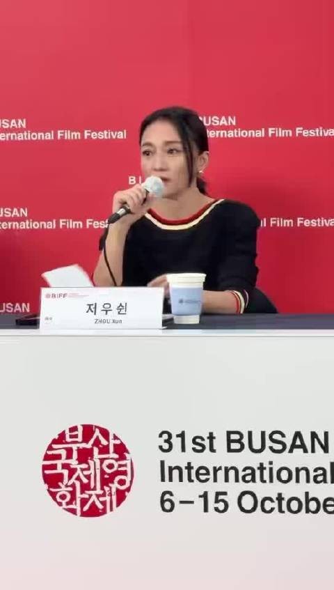 周迅谈及父亲离世哭戏,当场动情落泪