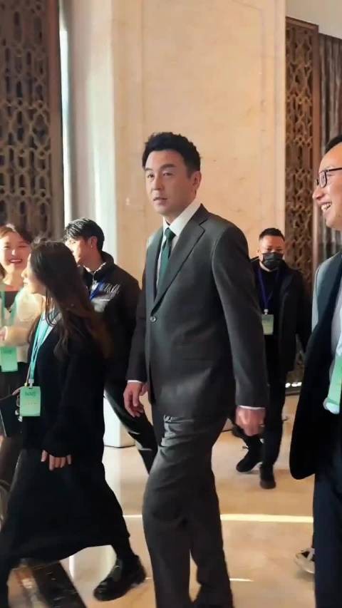 雷佳音放假放飞自我,被误认流浪汉无偶像包袱