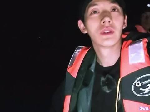 邓为抱鳄鱼说可爱,贴贴亲亲如摸猫咪