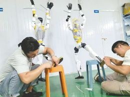 “我当上了机器人维修工”：新时代极客在方寸调校间见证AI产业新生