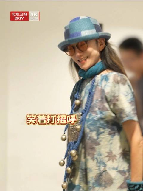 杨丽萍北京彩排温柔瞬间，挥手帮提裙静待奇妙夜起舞