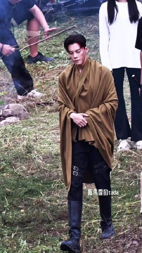 九门张启山营救401路透,战损斗篷造型走向林深处