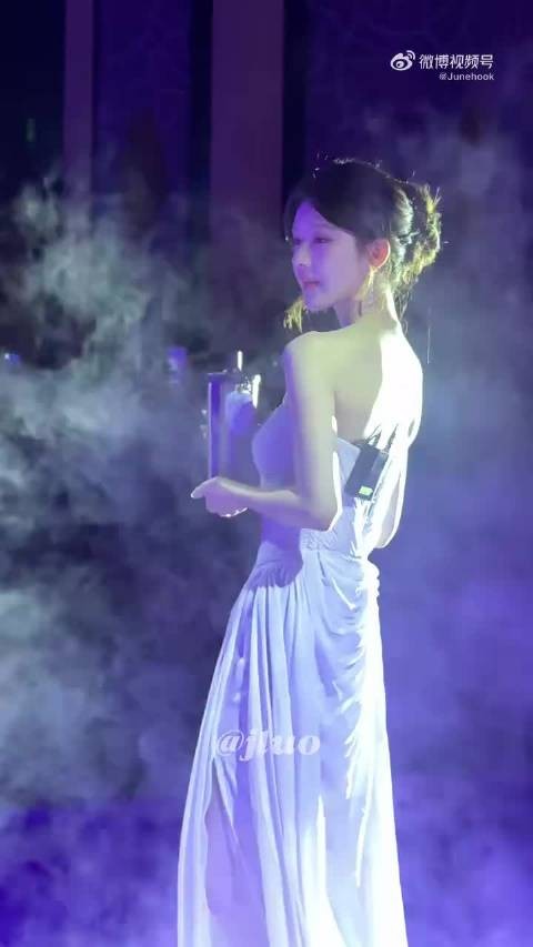 赵露思今晚直播，完全女神范儿