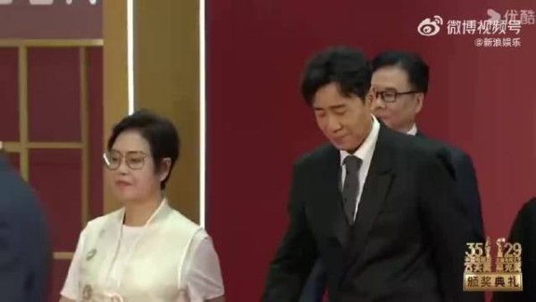 于和伟腿脚疑似受伤 飞天奖红毯一瘸一拐
