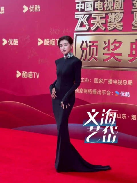 万茜黑礼裙气场全开