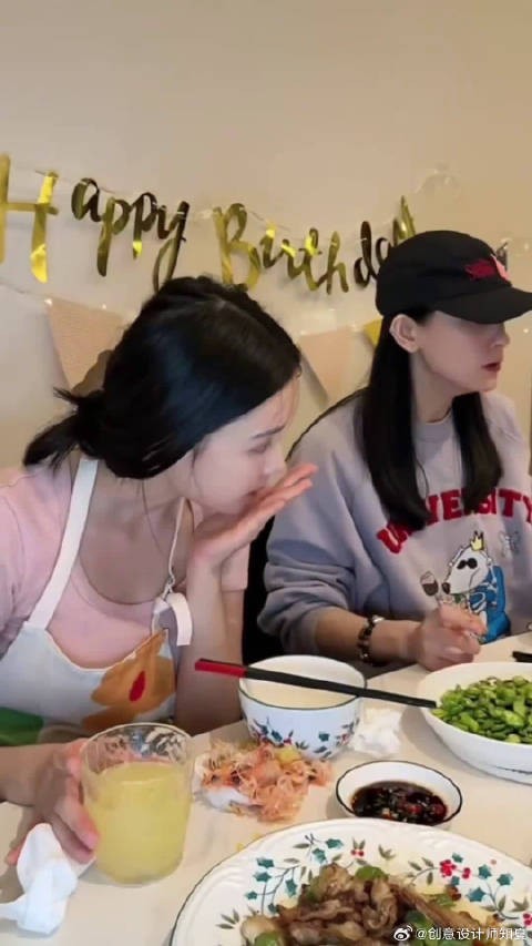 “镜头前的林允丝毫不做作，并没有刻意细嚼慢咽”