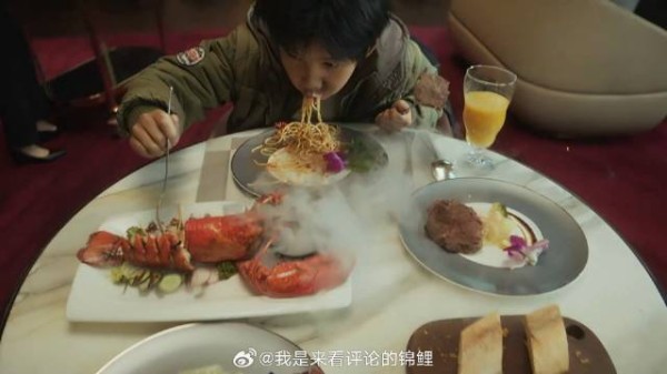 马继业捡瓶子卖钱 老外心软带他下馆子，鲍鱼龙虾太馋人