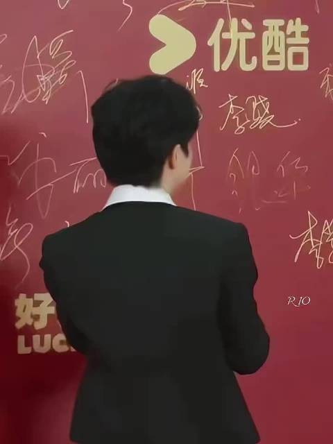 他说话没有距离感，温柔又得体，难怪大家都说老少咸宜，这种亲和力确实难得