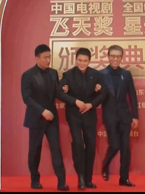 笑翻全场！胡军李乃文架着欧豪走飞天奖红毯，复刻综艺助理梗