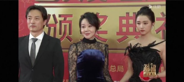 闫妮关晓彤飞天奖红毯转圈让C位