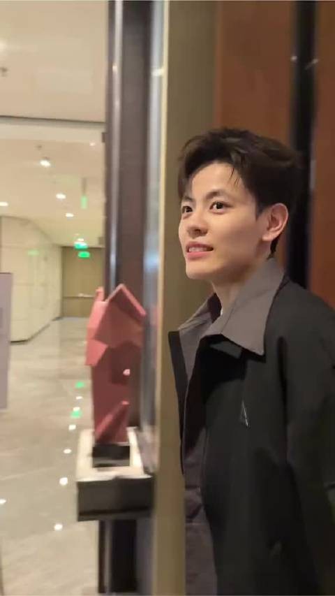 杨舒予现身WCBA全明星,一身帅气穿搭太抢眼,这身造型你打几分?