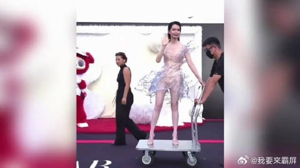 戚薇16公斤透明“水花”穿身上！全程被推车伺候，造型前卫引爆全网