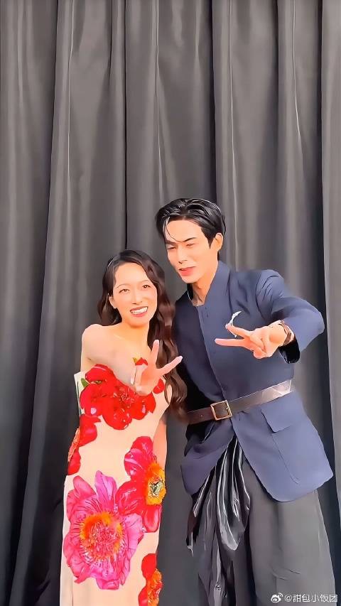 宋茜宋威龙红毯后台相遇,两人双双热乎晒出自拍