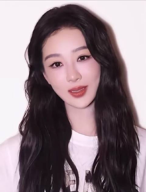 杨紫最新物料,简单大气的妆造,现在状态很舒展了