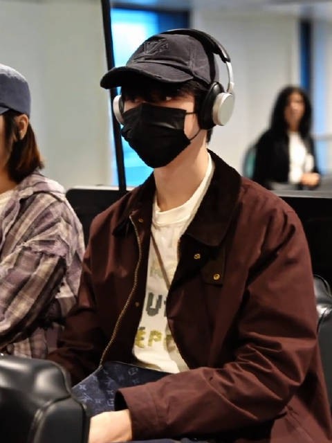 龚俊深夜出发,大早上到新加坡观看F1比赛