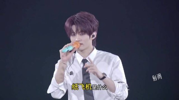 听云旗爱人如养花迎接新的一天