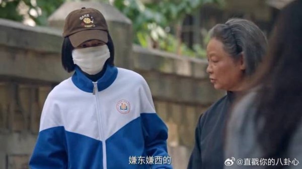 奶奶非要拉着齐时捡废品，齐时全副武装戴口罩，生怕被同学认出