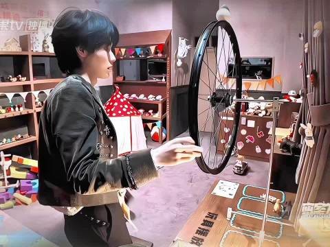 密逃接球环节充分展现个人实力，张真源全程反应迅速，精准预判球的落点…