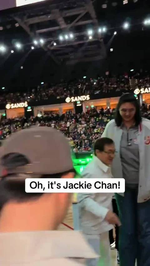 成龙与2米26的张子宇，这身高差真的为难龙叔了