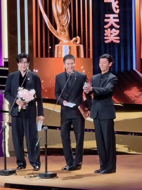 张若昀欧豪蒋其明给优秀女演员开奖直拍，哈哈哈，三个人像说相声，太喜感了…