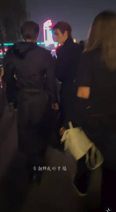 园区大惊喜！昨天游客在北京环球影城赶上惊彩环球主题活动…