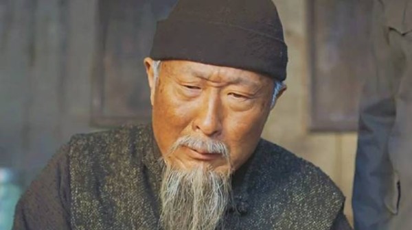 为了儿子的信仰,父亲默默为他守坟