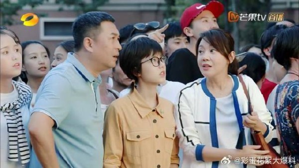 炫富宝妈随口使唤 热心老爸上前帮忙,王胜男越看越气