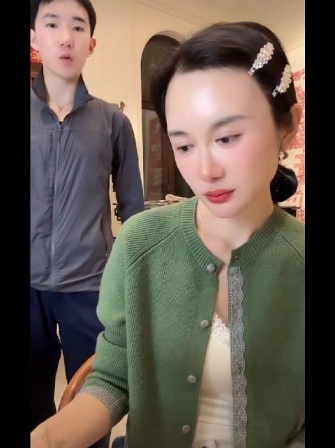 张纪中老婆杜星霖还挺多才多艺,直播唱一首歌爱谁谁好好听!