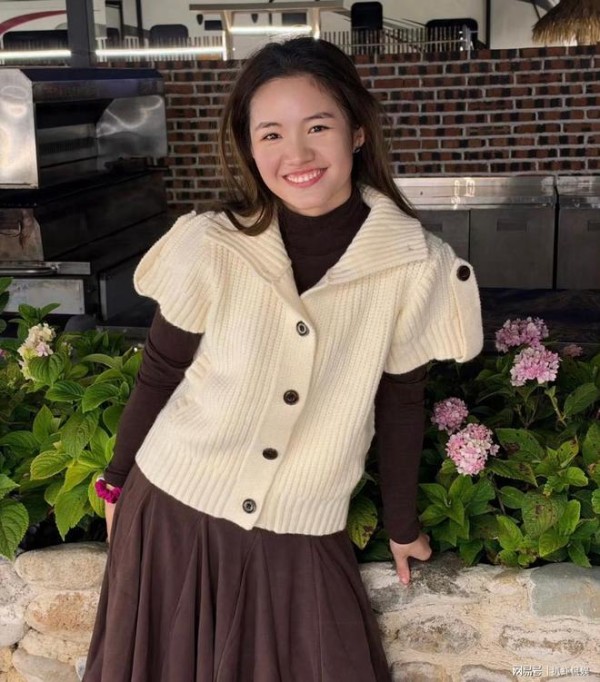 花店老板发声力挺李勒优，称她是真没钱，母亲节买两束小花才60元