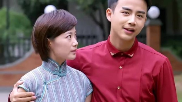 男人故意紧紧搂住女人，就是故意刺激她的男朋友吃醋