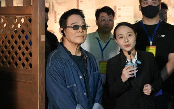 钱再多有什么用?李连杰2周熬白头、甲亢容貌大变,帮不了小女儿