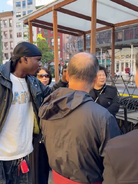 黑bro在纽约唐人街华人社区背诵了一首李白的《静夜思》