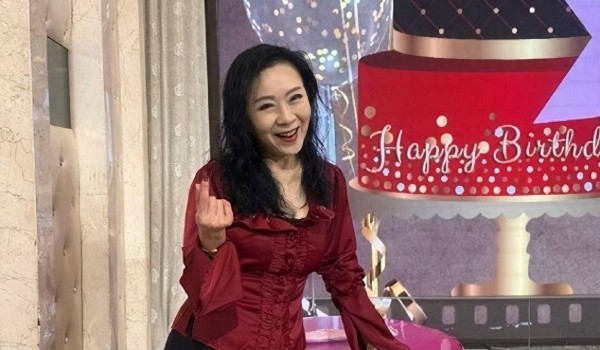 香港知名女星与男友未同居,不会考虑结婚,男友曾摆23席为其庆生