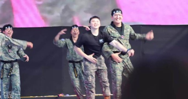261011春川大捷最后一天，演出中WOOZI突然现身，舞台和台下瞬间沸腾了