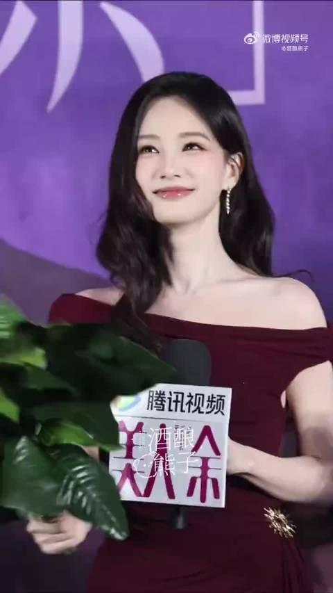 李一桐这身装扮真的是太适合她了,皮肤真的是白到发光,完全就是大美女!
