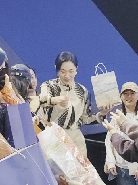 活动结束后,王佳佳走到观众席里给粉丝送糖, 粉丝开心到全身发抖