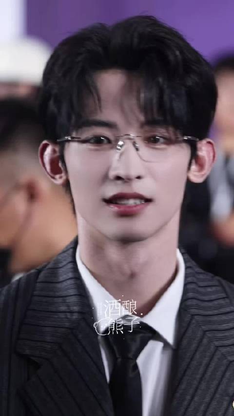 小狗眼睛亮晶晶
