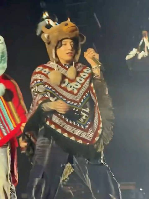 在小牛帽子和披风下wave的柾国 ‪261010 BTS世巡 秘鲁利马演唱会Day3 ‪‬