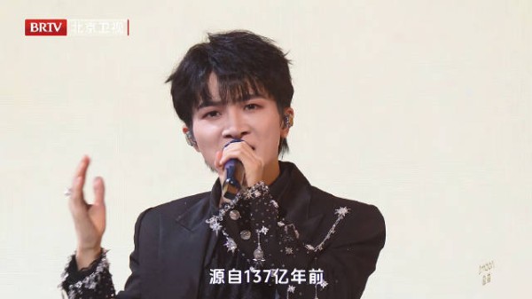 周深美好奇妙夜开场演唱《修星星的人》舞台 不愧是修音响的人了,稳好听!