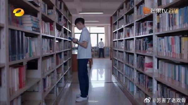 学渣跟踪学霸 照搬学霸看书,奈何看不懂