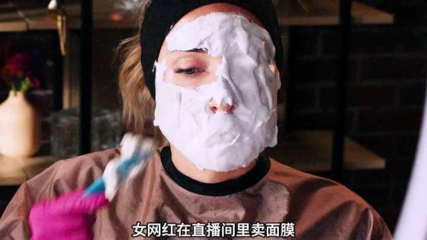 女孩的面膜凝固后粘在了脸上