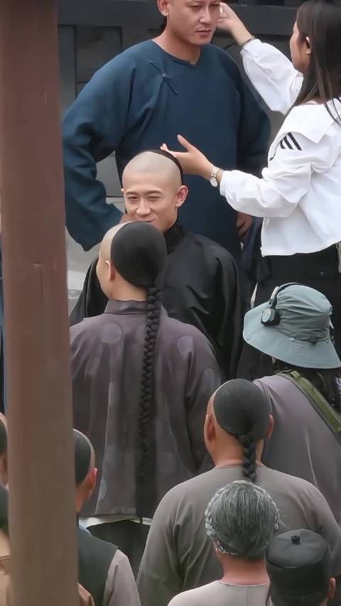 喜欢云雀里的每一件服装,孟鑫荣这件马褂上的团花都是绣上去的,沉稳又大气