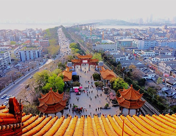 武汉的江城文化是怎样形成的?有哪些方面的显著特点呢？